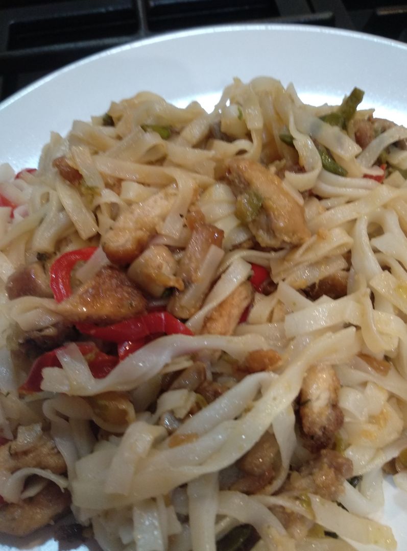 Noodles de arroz con verduras y lomo empanado Noodles de arroz con verduras y lomo empanado