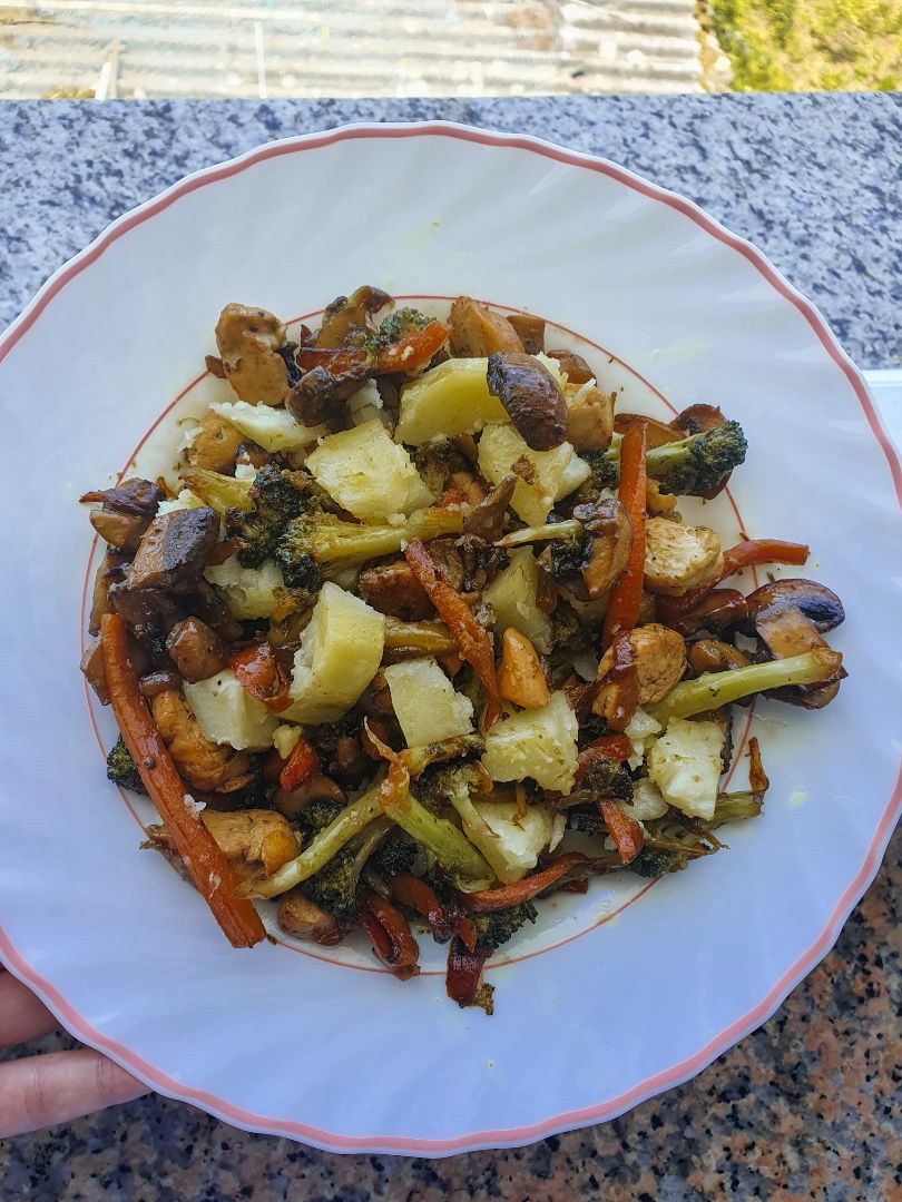 SALTEADO DE VERDURAS CON POLLO Y PATATA COCIDA SALTEADO DE VERDURAS CON POLLO Y PATATA COCIDA