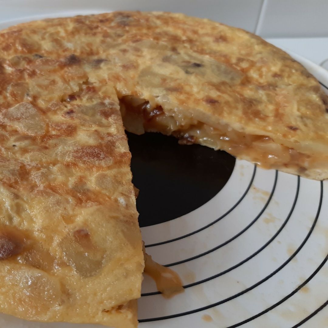 TORTILLA DE PATATA CON CEBOLLA ROJA