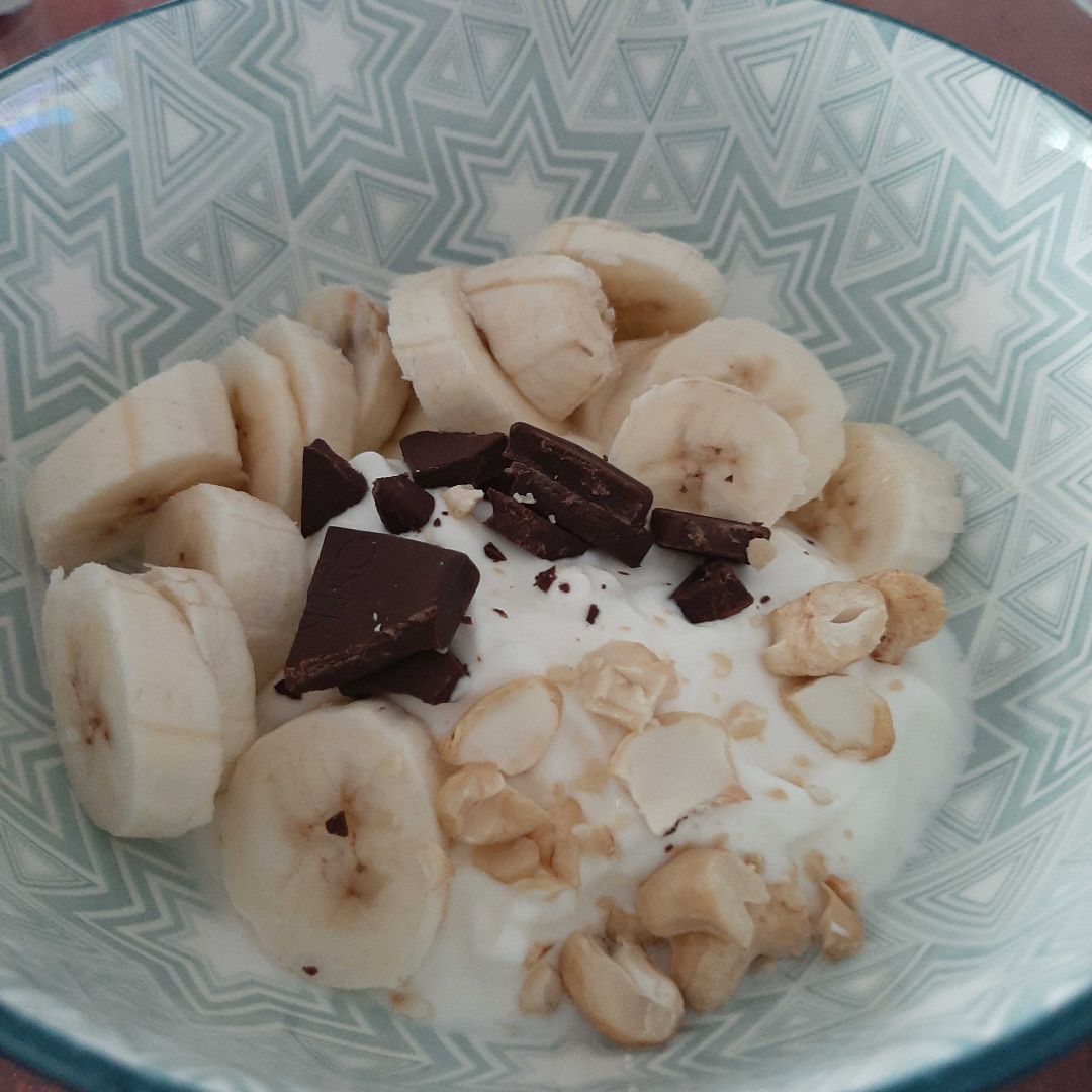 Yogur griego con plátano, chocolate y anacardos Yogur griego con plátano, chocolate y anacardos