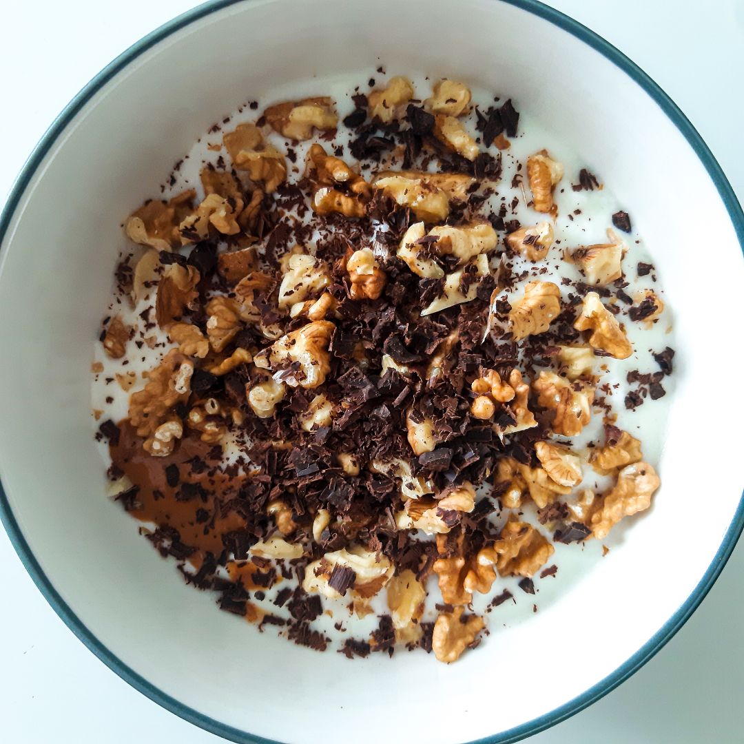 Yogur con plátano, avena y nueces