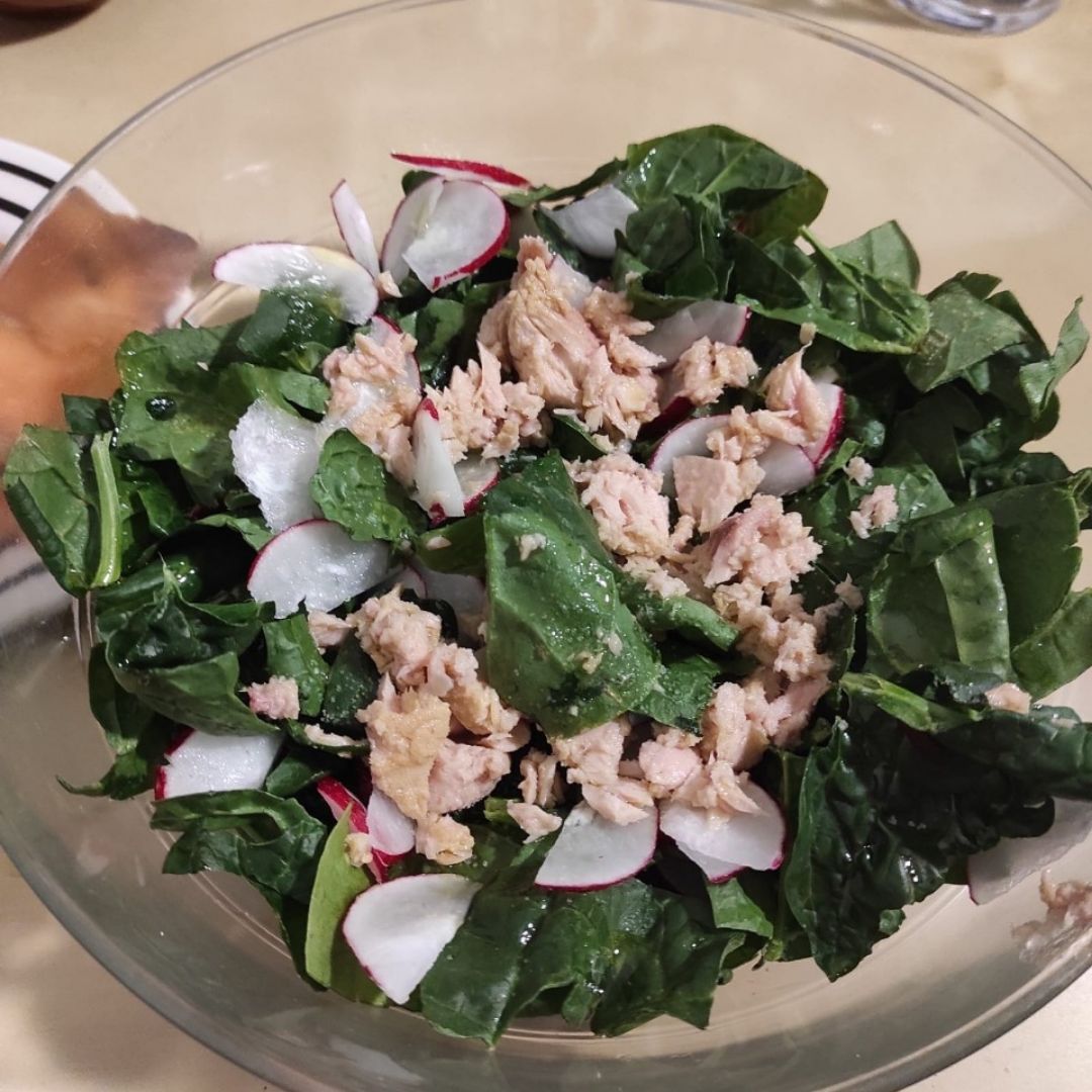 Ensalada de espinacas frescas. Ensalada de espinacas frescas.