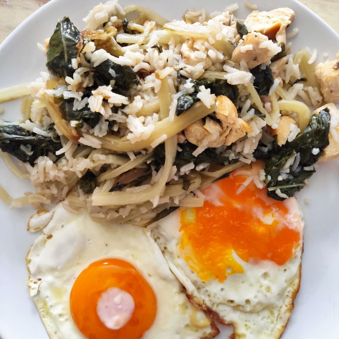 Acelgas salteadas con arroz, pavo y huevo Acelgas salteadas con arroz, pavo y huevo