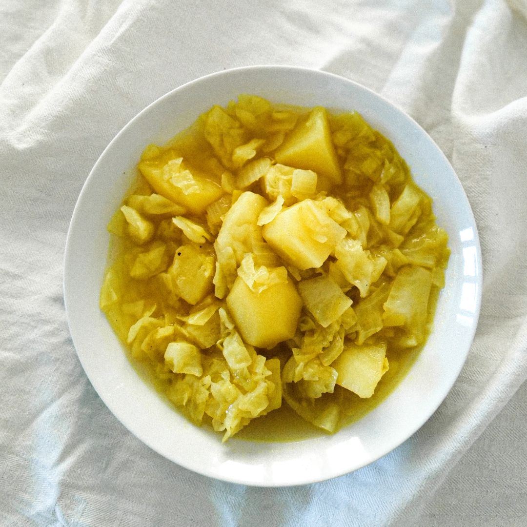 Guiso de col, patatas y cúrcuma Guiso de col, patatas y cúrcuma