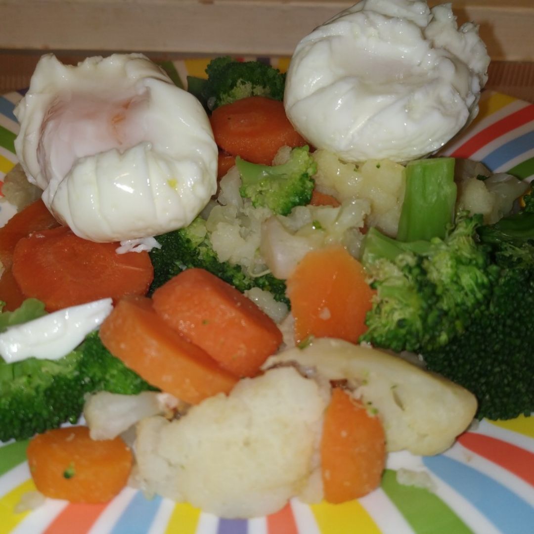 Verduras al vapor con huevos poché Verduras al vapor con huevos poché