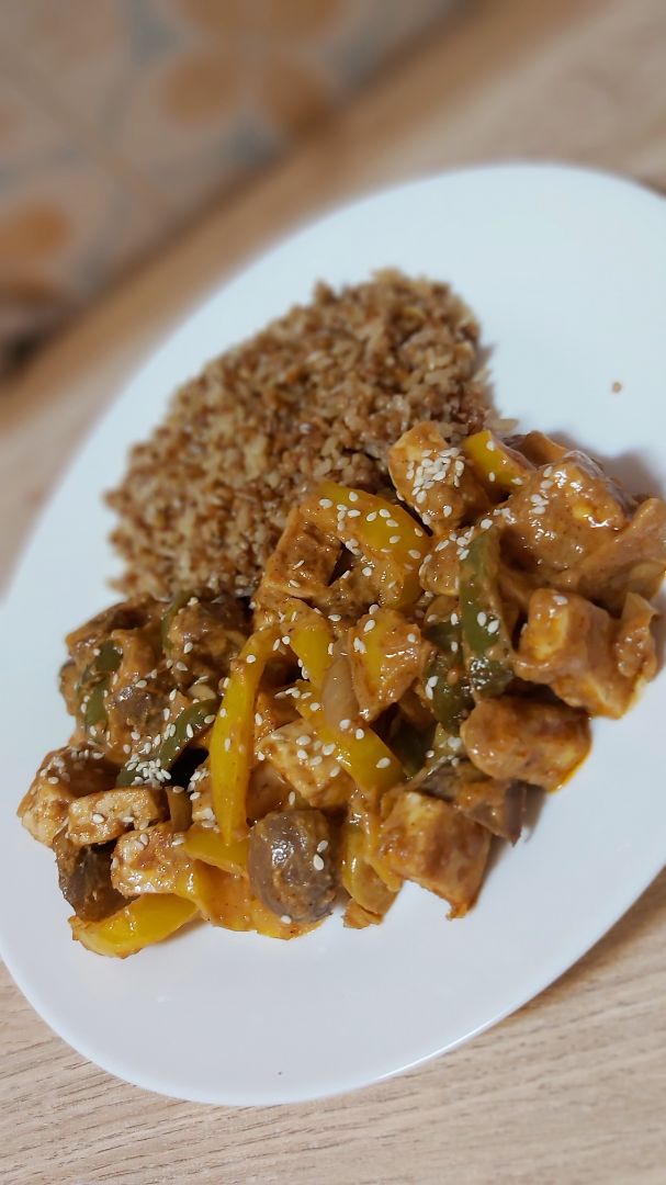 Tofu con pimientos y setas en salsa de cacahuete Tofu con pimientos y setas en salsa de cacahuete