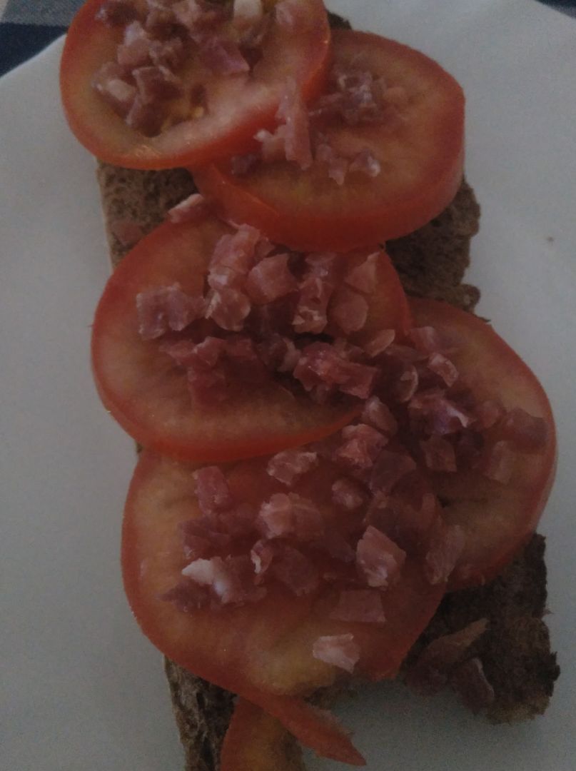 Tostada aceite, tomate y jamón Tostada aceite, tomate y jamón