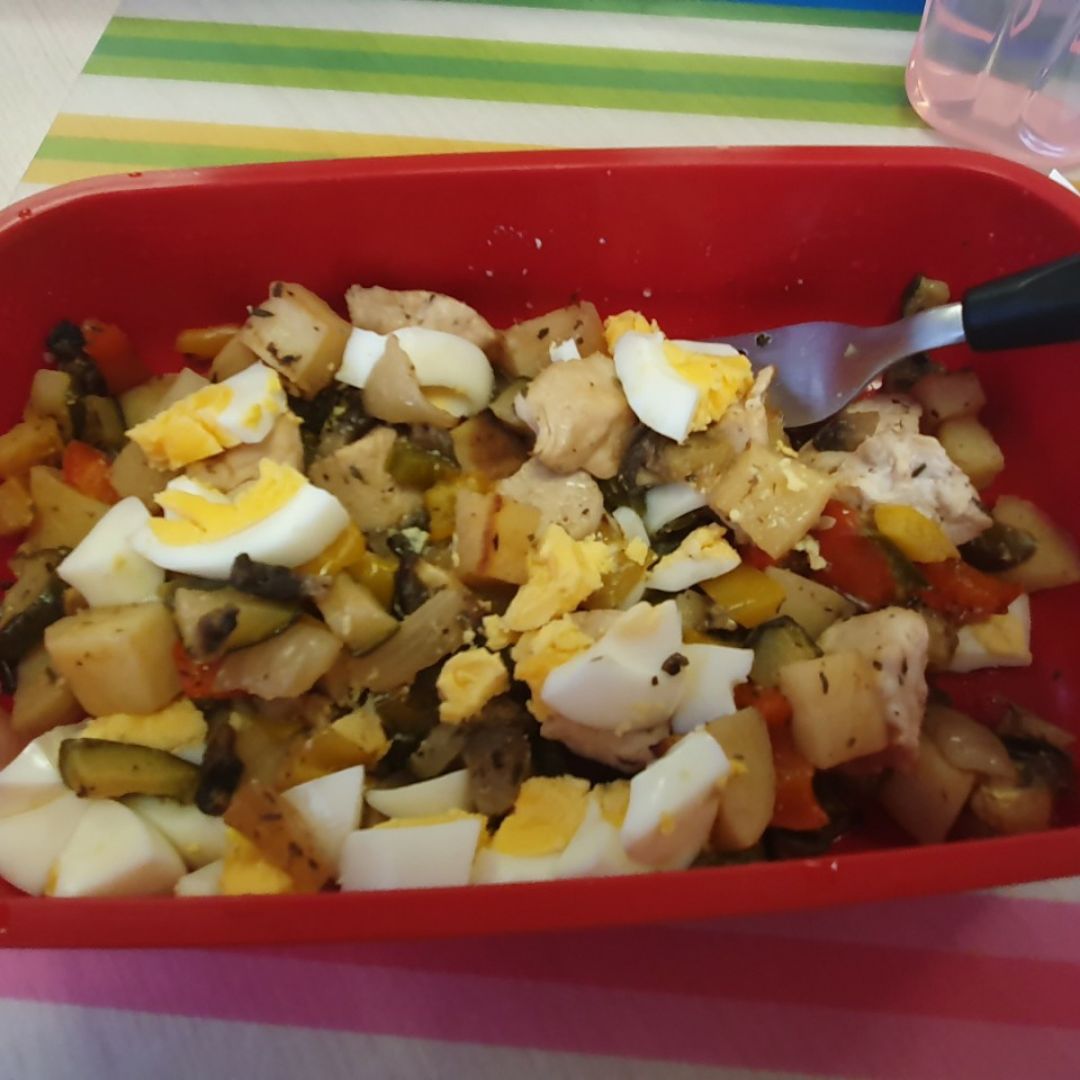 Pollo con verduras, patata al horno y huevo cocido