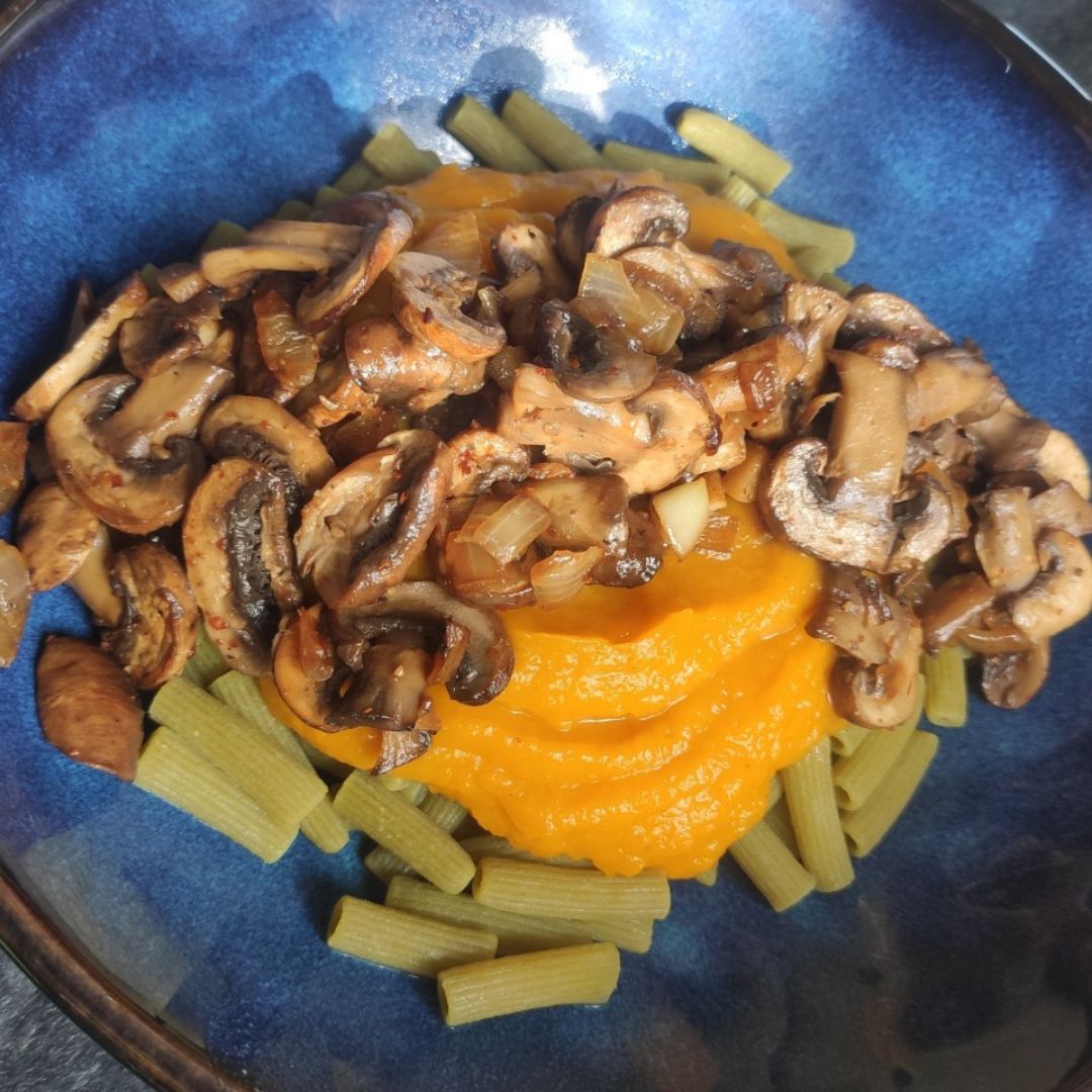 Pasta de guisante con salsa de calabaza y setas salteadas Pasta de guisante con salsa de calabaza y setas salteadas