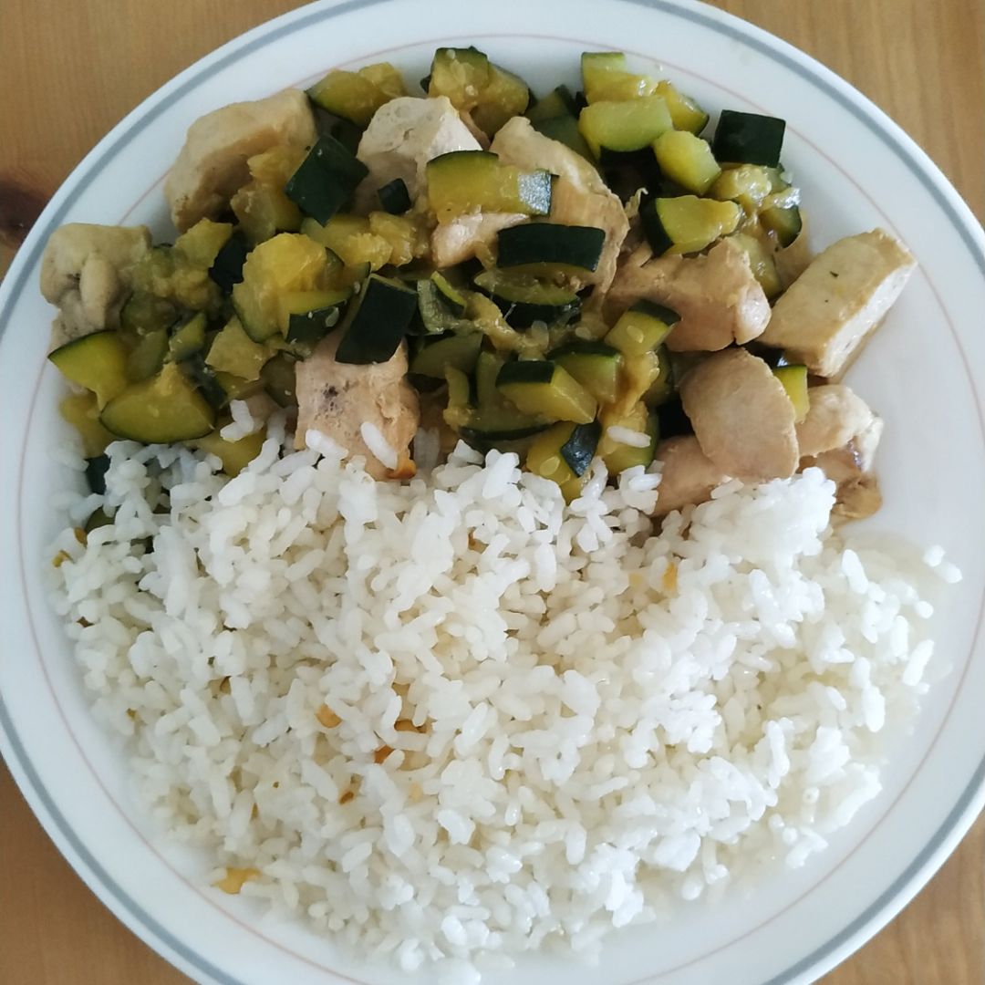Pollo con calabacín y arroz Pollo con calabacín y arroz