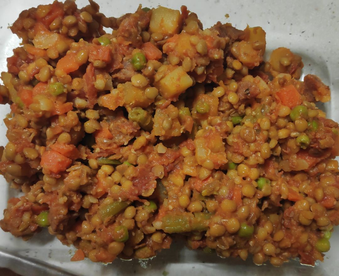 Lentejas con verduritas, chorizo y tomate. Lentejas con verduritas, chorizo y tomate.