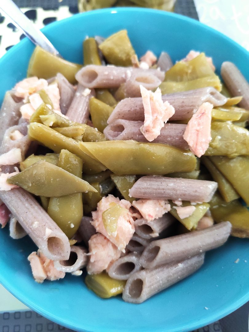Pasta con judías verdes y salmón.