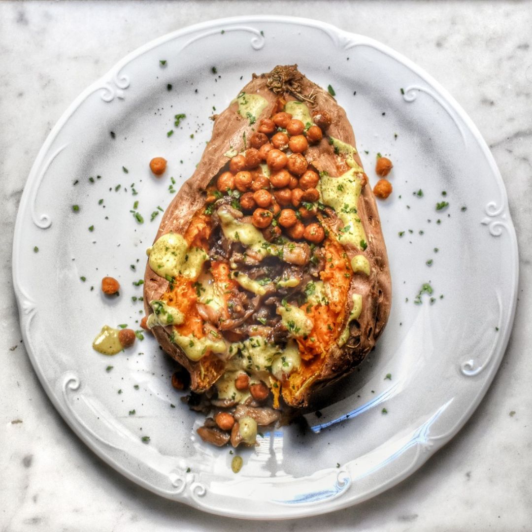 Boniato asado relleno de setas, con garbanzos crujientes especiados y salsa de curry y ajo Paso 8 Boniato asado relleno de setas, con garbanzos crujientes especiados y salsa de curry y ajo Paso 8