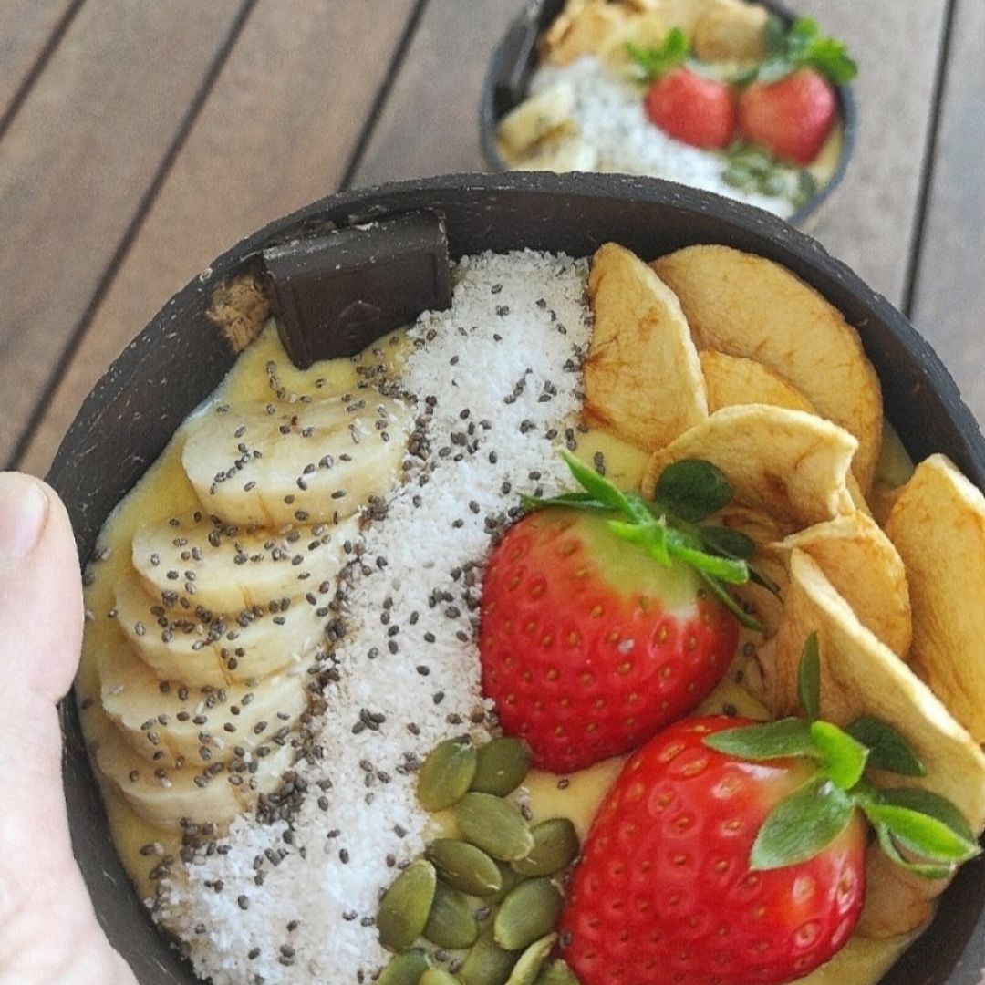 Smoothie bowl de mango y plátano.
