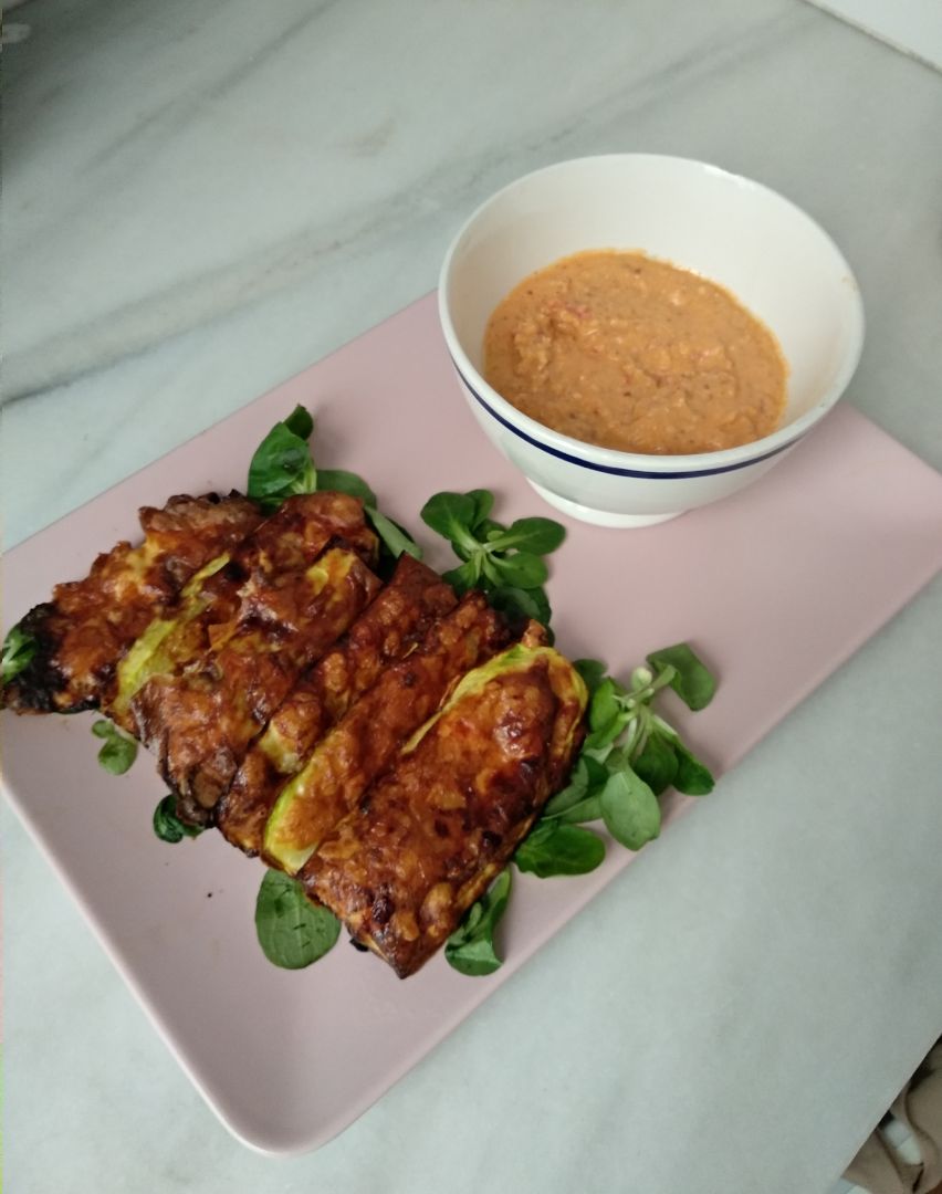 Tiras de calabacín con salsa romesco Tiras de calabacín con salsa romesco