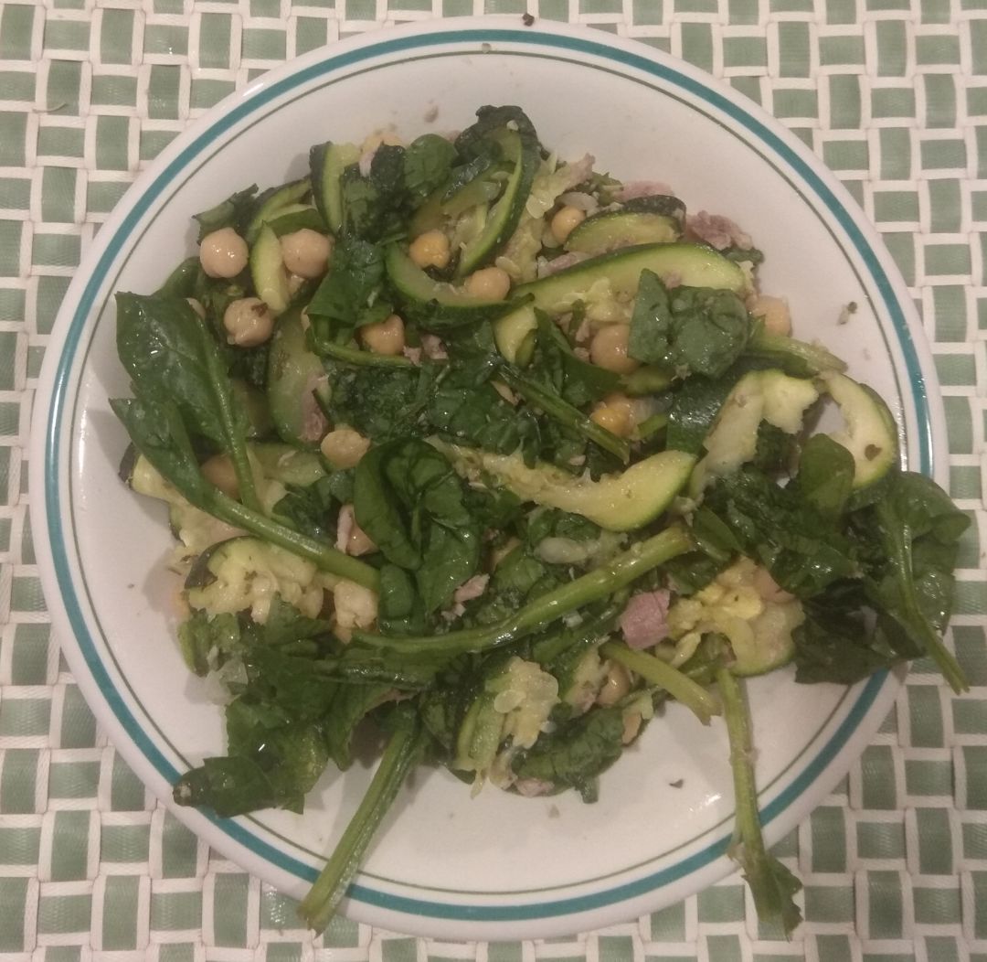 Ensalada de garbanzos, espinacas y calabacín