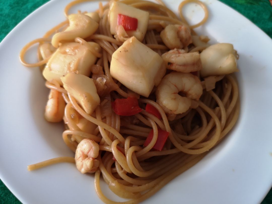 Pasta con sepia y gambas