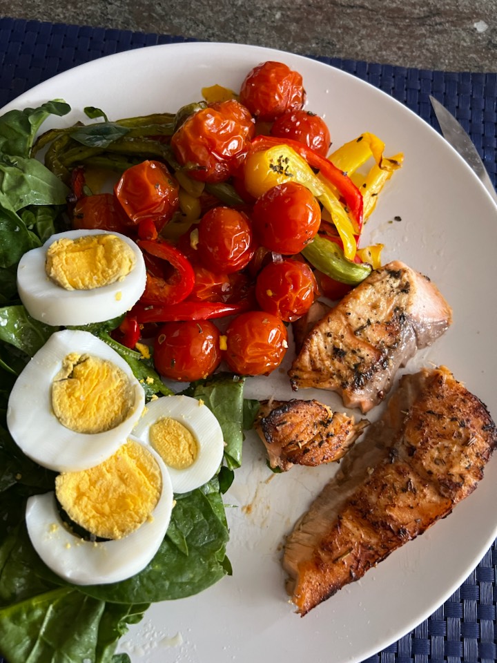 Salmón provenzal con verduritas y huevo Salmón provenzal con verduritas y huevo