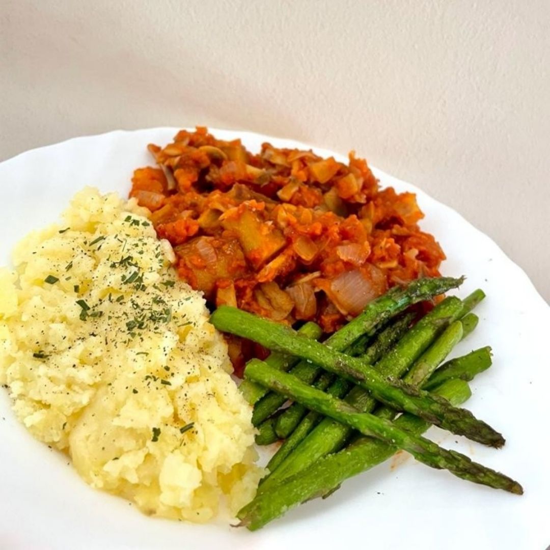 Estofado vegano con puré de patatas y espárragos 🌱 Estofado vegano con puré de patatas y espárragos 🌱