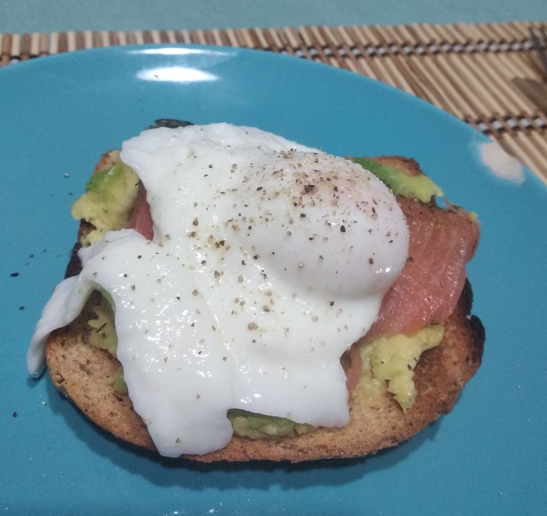 Tosta de aguacate huevo y salmón 