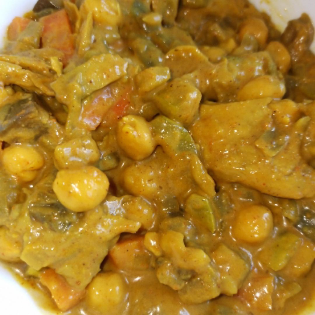 Curry de verduras y garbanzos con heura Curry de verduras y garbanzos con heura