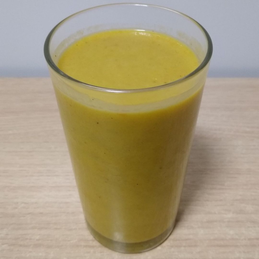 Batido de aguacate, plátano y melocotón. Batido de aguacate, plátano y melocotón.