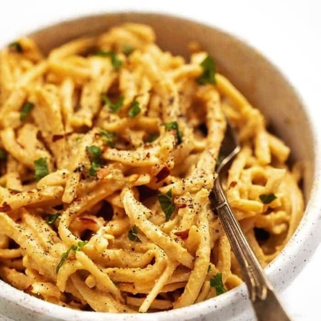 Noodles con salsa Alfredo vegana | 100% veganos y sin gluten Noodles con salsa Alfredo vegana | 100% veganos y sin gluten