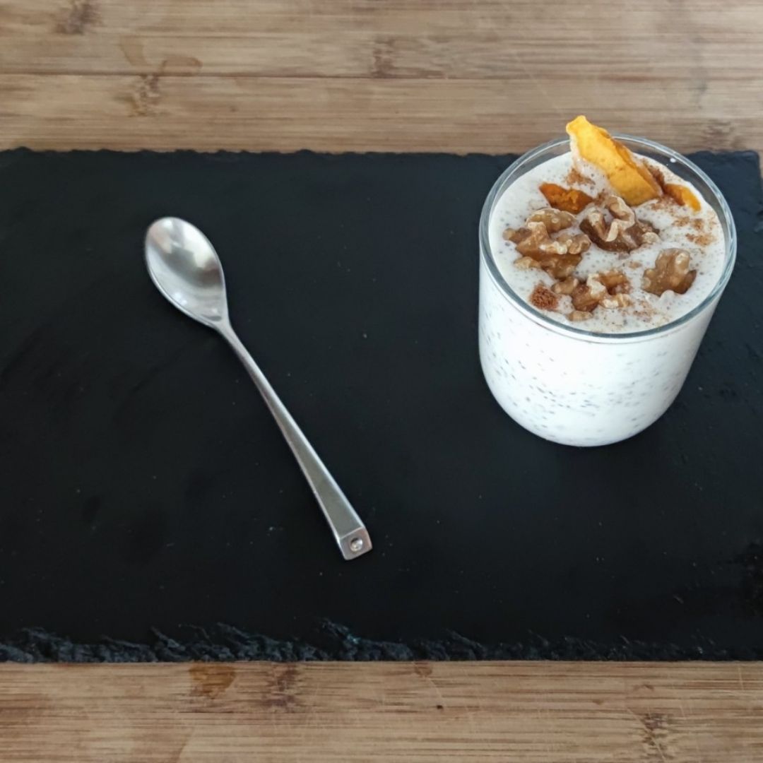 Kefir con semillas, nueces y mango. Kefir con semillas, nueces y mango.