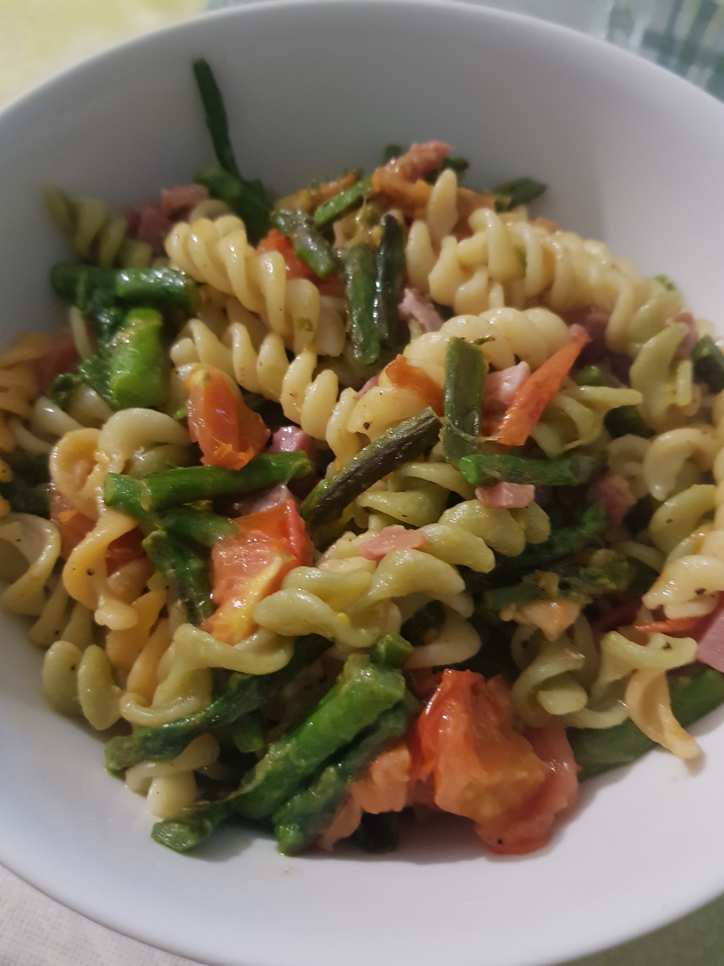 Pasta tricolor con espárragos y jamón serrano