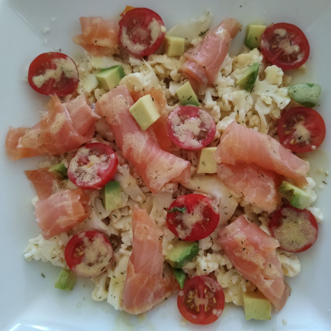 Láminas de coliflor con rollitos de salmón ahumado y salsa de mostaza Láminas de coliflor con rollitos de salmón ahumado y salsa de mostaza