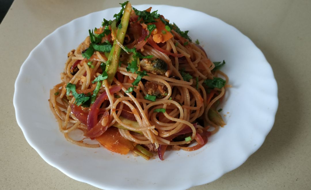 Espaguetis integrales con mejillones y verduras🍝