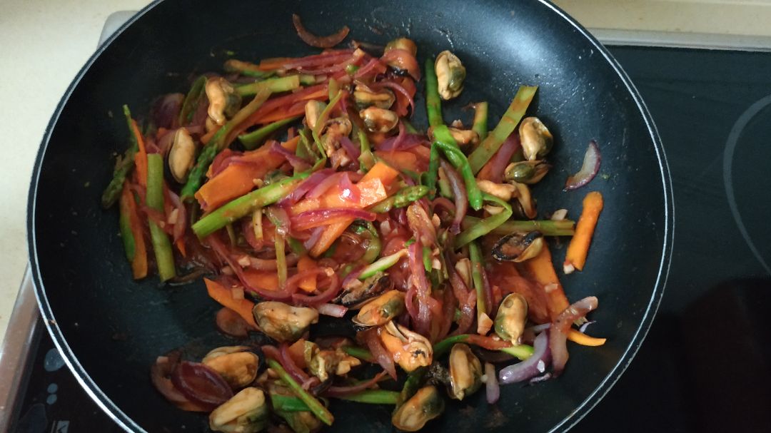 Espaguetis integrales con mejillones y verduras🍝 Paso 3