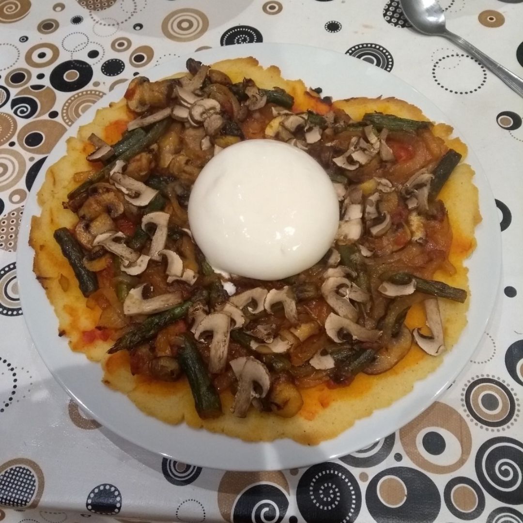 Pizza de maiz, verduras y burrata Pizza de maiz, verduras y burrata