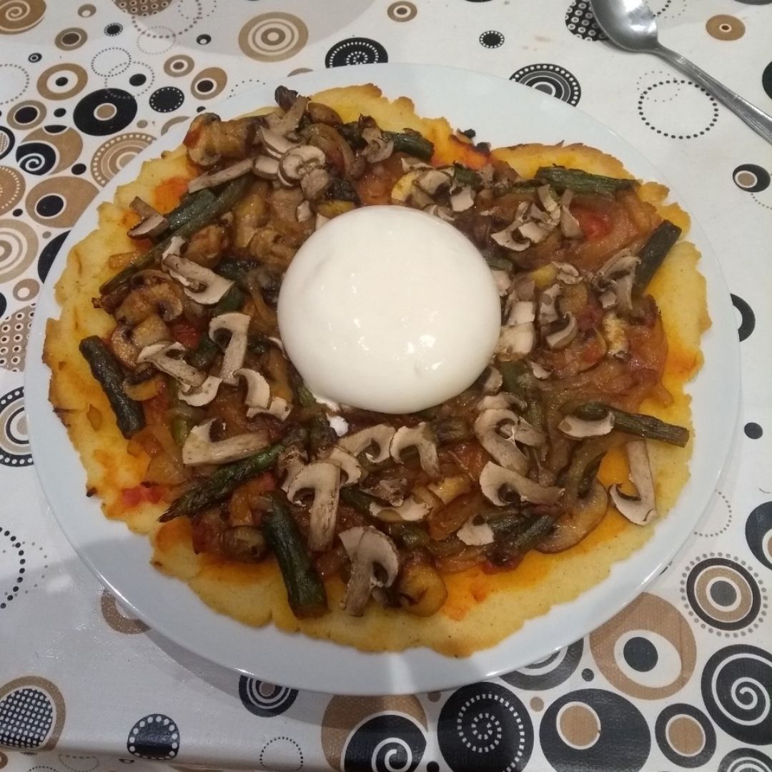 Pizza de maiz, verduras y burrata