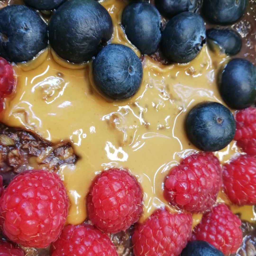 Porridge de avena y cacao con frutos del bosque Porridge de avena y cacao con frutos del bosque