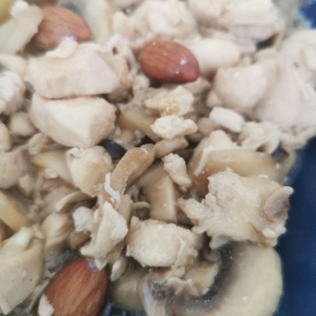 Pollo con almendras y champiñones Pollo con almendras y champiñones