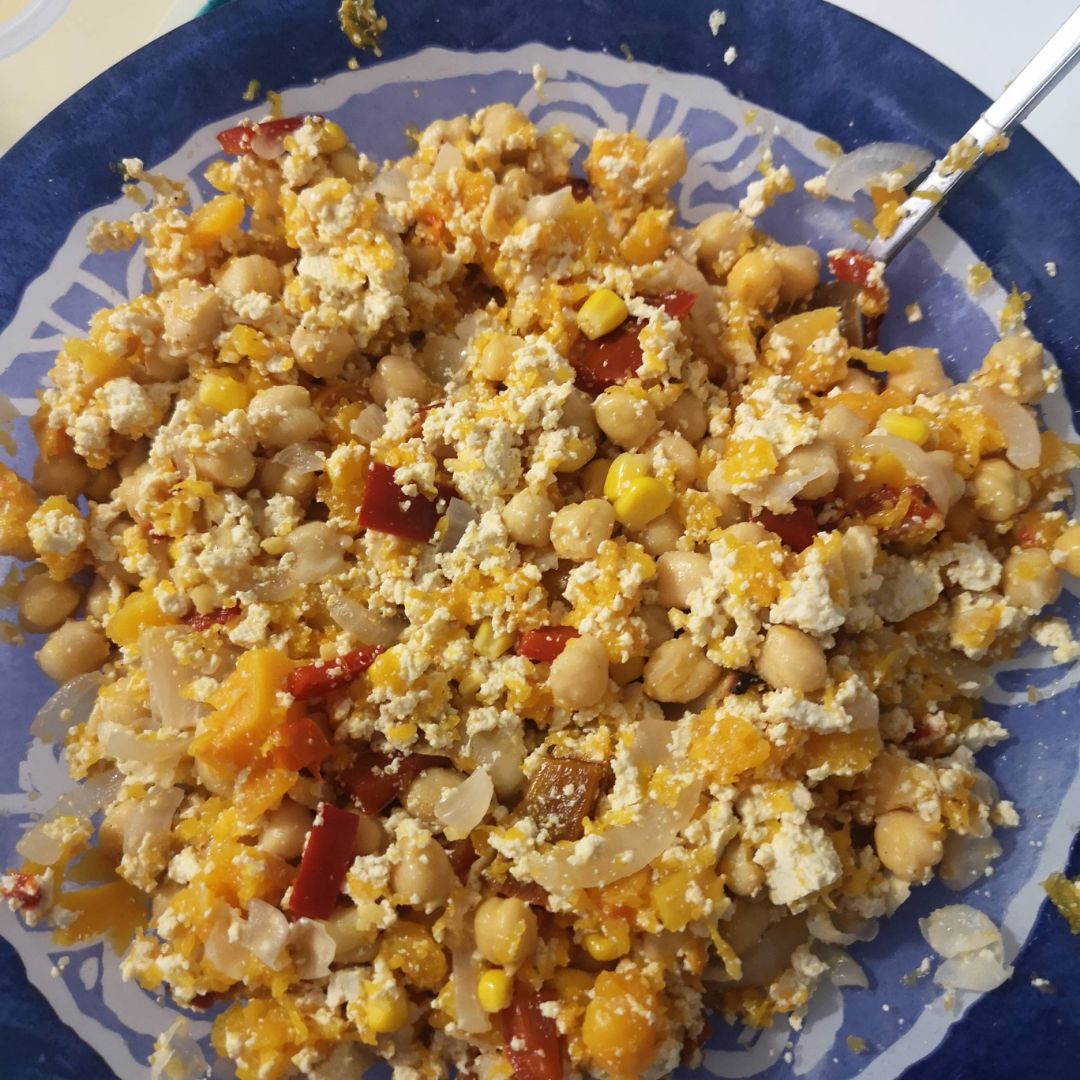 Ensalada fría de garbanzos con tofu y calabaza. Ensalada fría de garbanzos con tofu y calabaza.