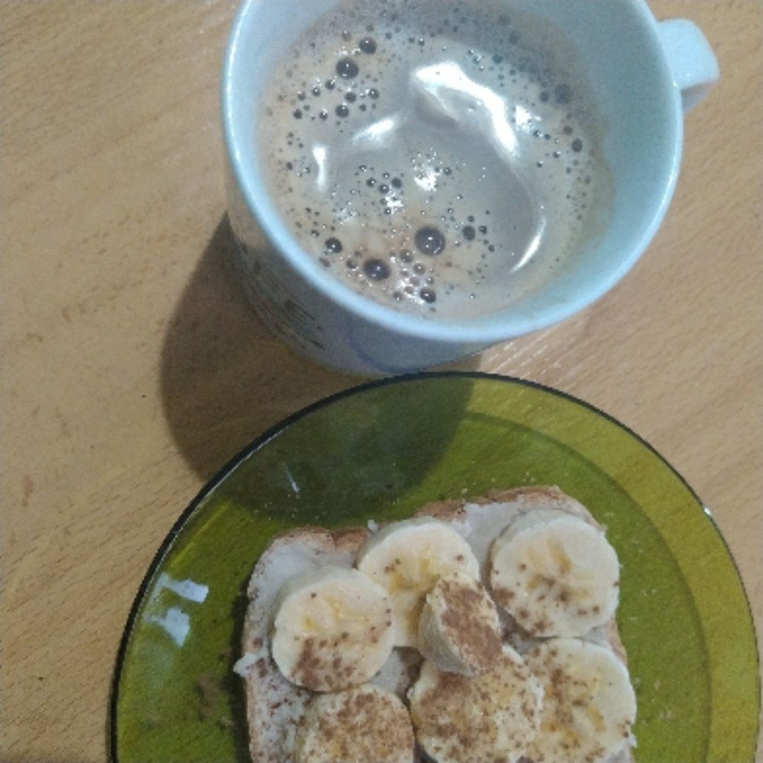 Café soja con tostada crema cacahuete y plátano Café soja con tostada crema cacahuete y plátano