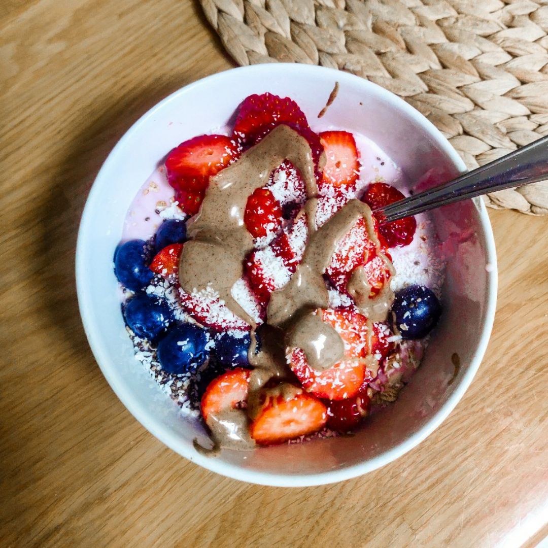 Yogur con avena, fresas y arandanos Yogur con avena, fresas y arandanos