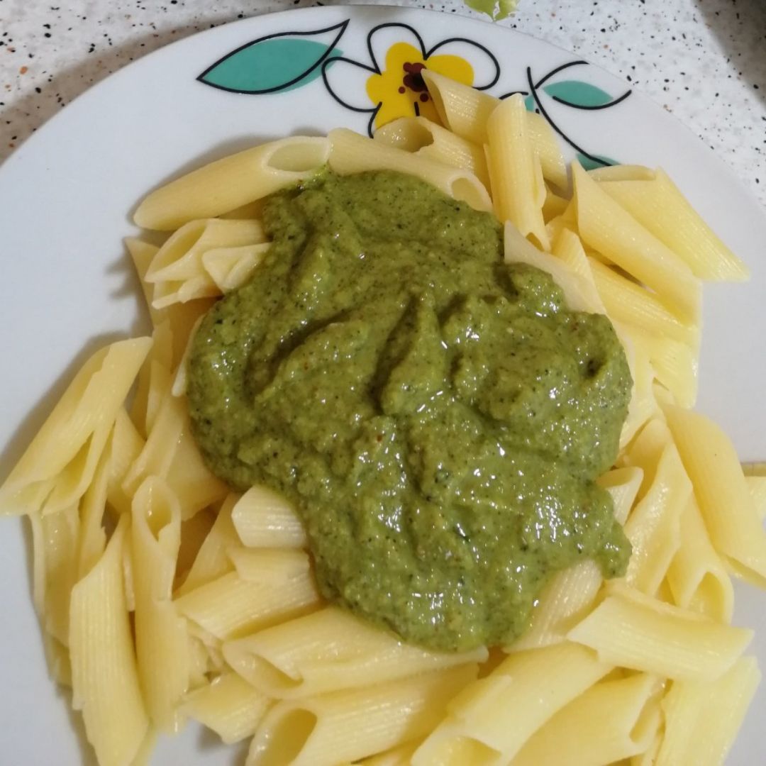 Pasta con pesto de albahaca fresca Pasta con pesto de albahaca fresca
