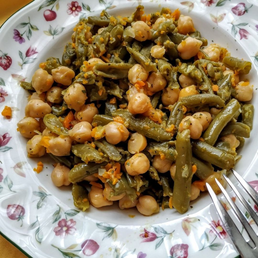 SALTEADO DE JUDÍAS Y GARBANZOS SALTEADO DE JUDÍAS Y GARBANZOS