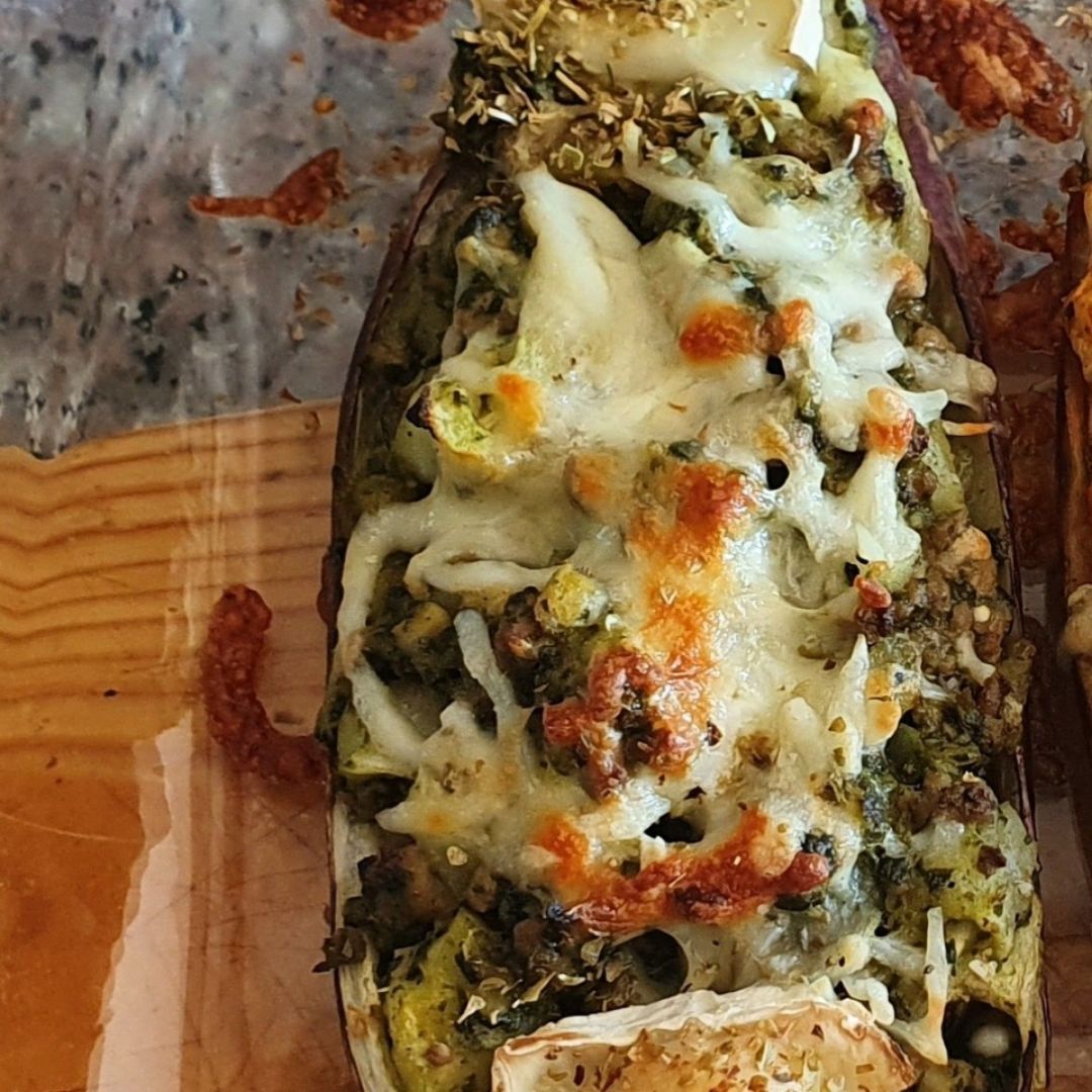 Berengena rellena de carne picada de pollo con espinacas Berengena rellena de carne picada de pollo con espinacas