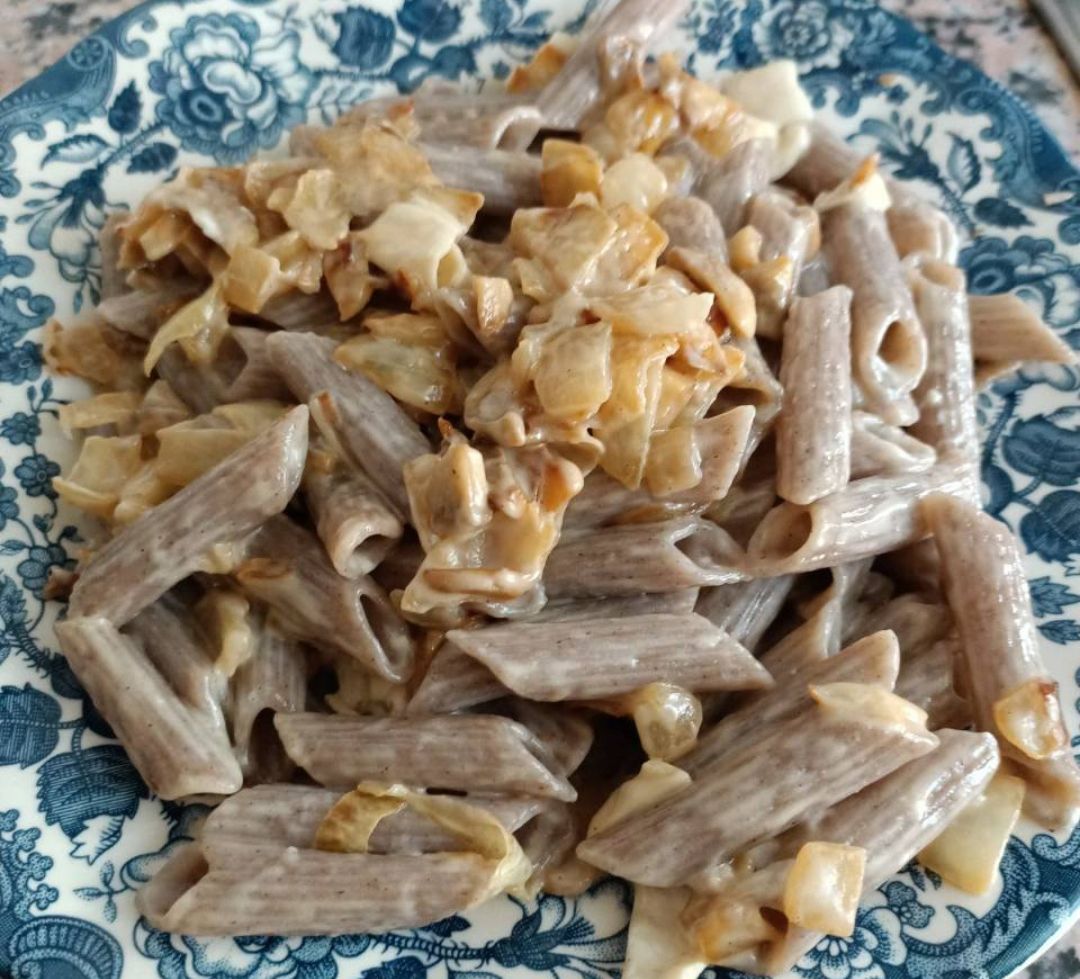 Macarrones con Cebolla y Champiñones fritos con rulo de queso de cabra Macarrones con Cebolla y Champiñones fritos con rulo de queso de cabra