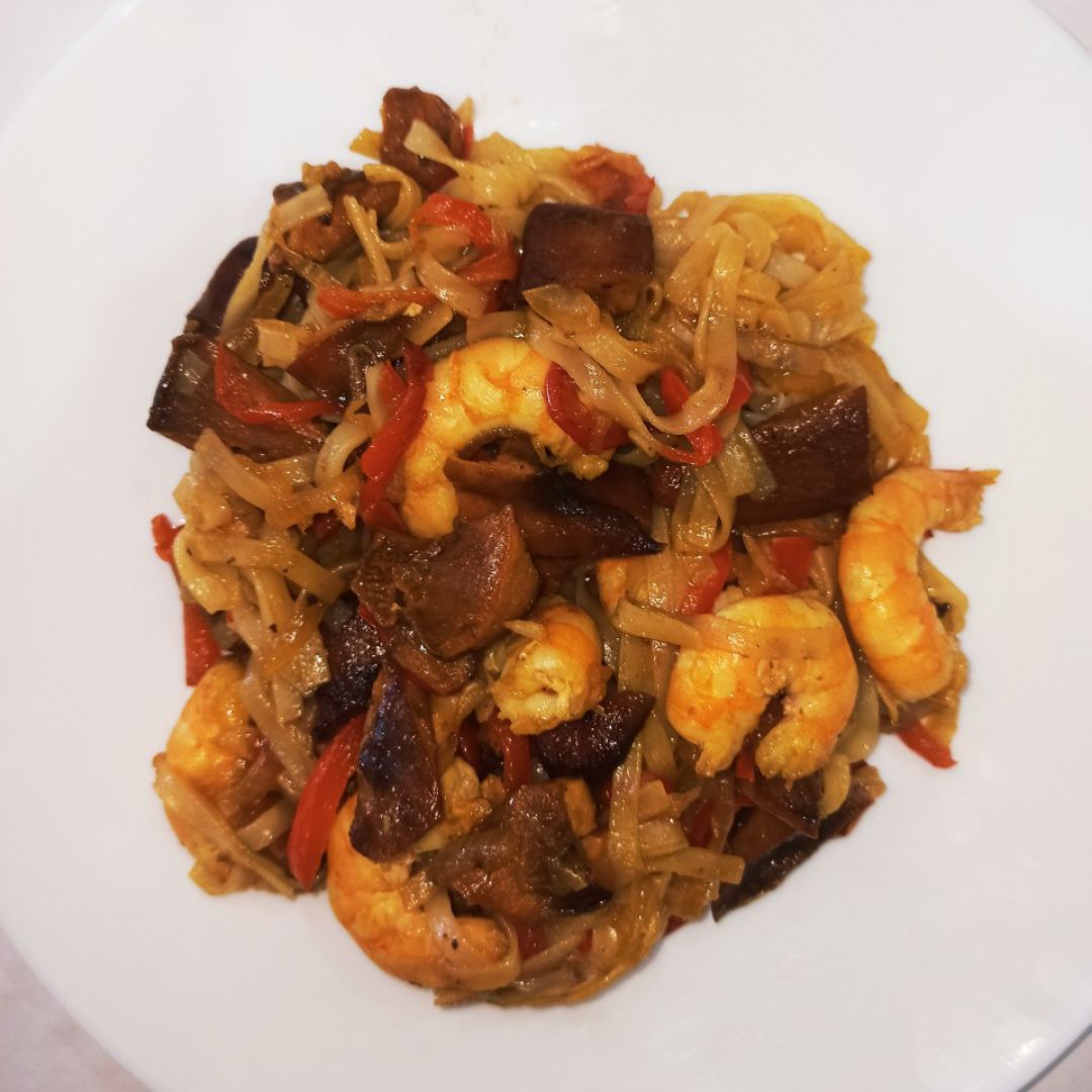 Noodles de arroz con langostinos y níscalos Noodles de arroz con langostinos y níscalos