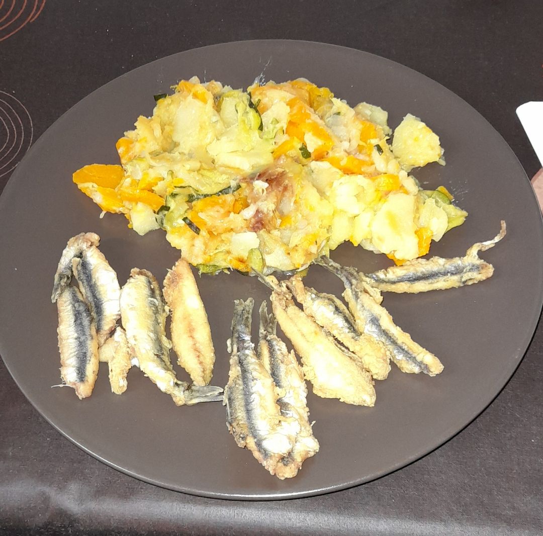 Plato combinado de fritada y boquerones fritos Plato combinado de fritada y boquerones fritos