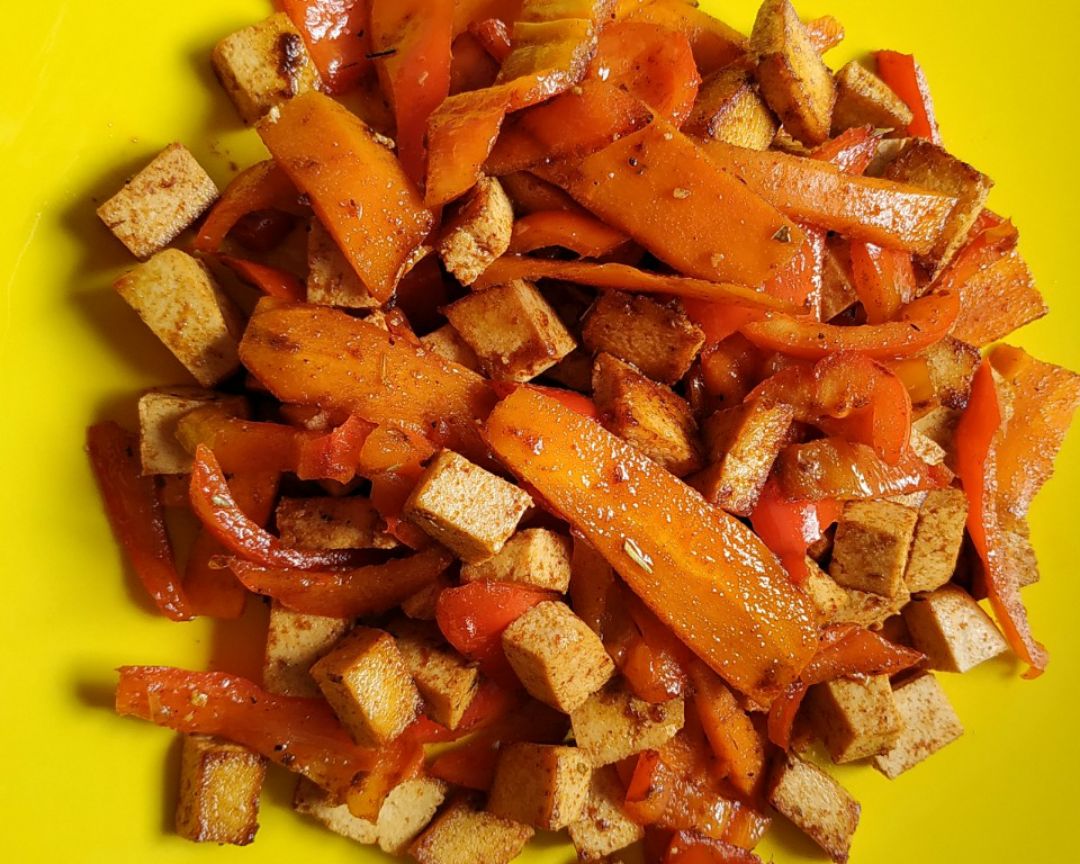 Tofu con Zanahoria y Pimiento Rojo 