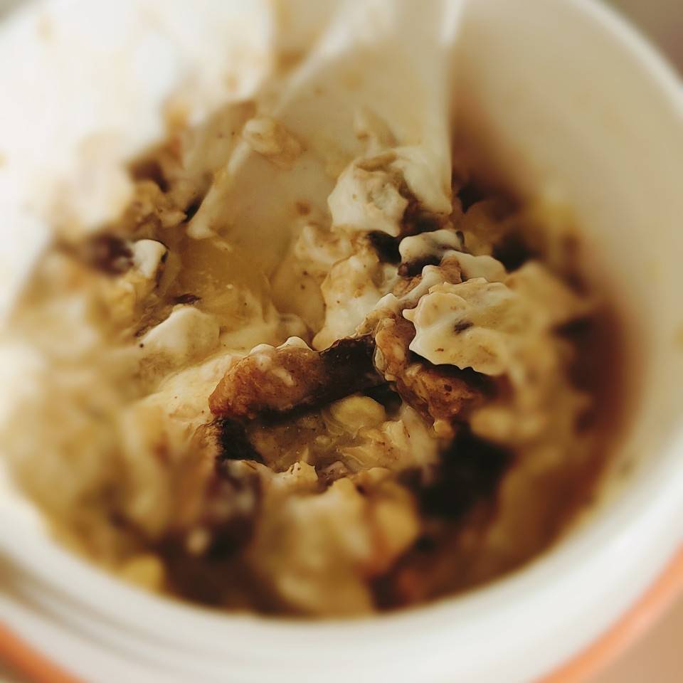 Yogur natural con crema de cacahuete, avena y kiwi gold