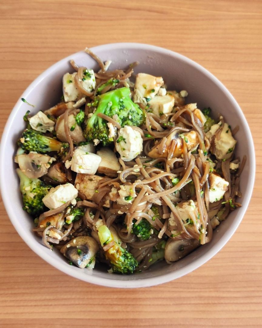 Fideos soba con brócoli, champiñones y tofu Fideos soba con brócoli, champiñones y tofu