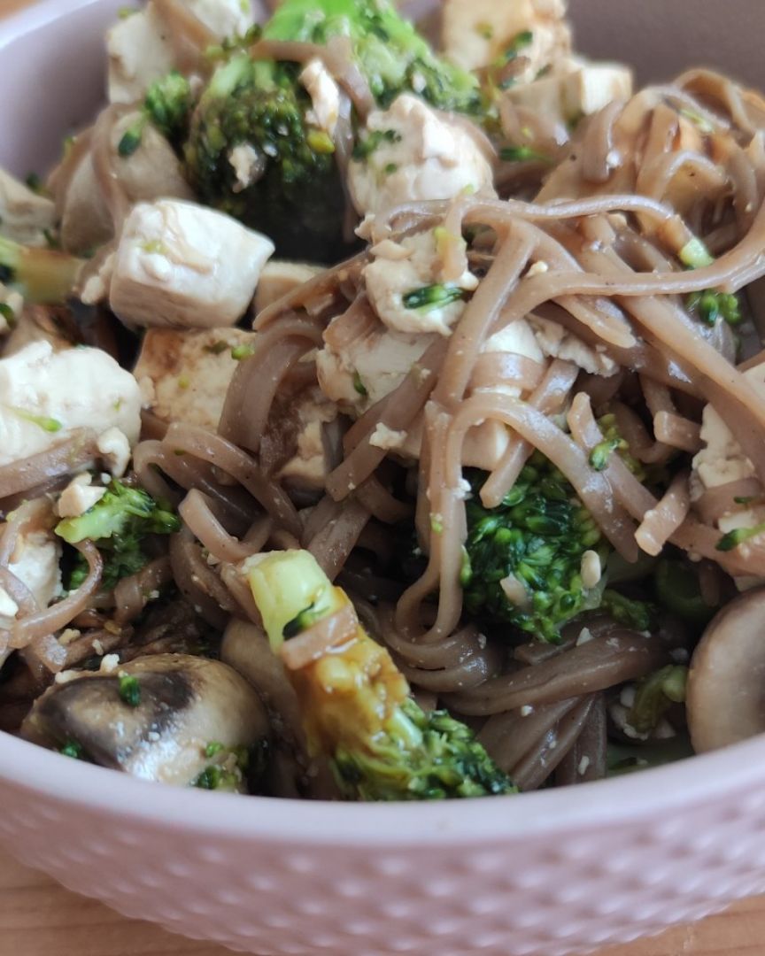 Fideos soba con brócoli, champiñones y tofu Paso 5 Fideos soba con brócoli, champiñones y tofu Paso 5