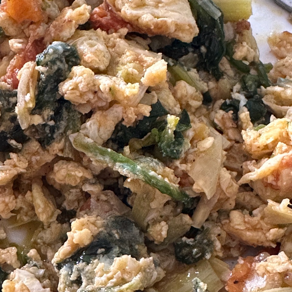 Pollo a la plancha con espinaca y huevo revuelto Pollo a la plancha con espinaca y huevo revuelto